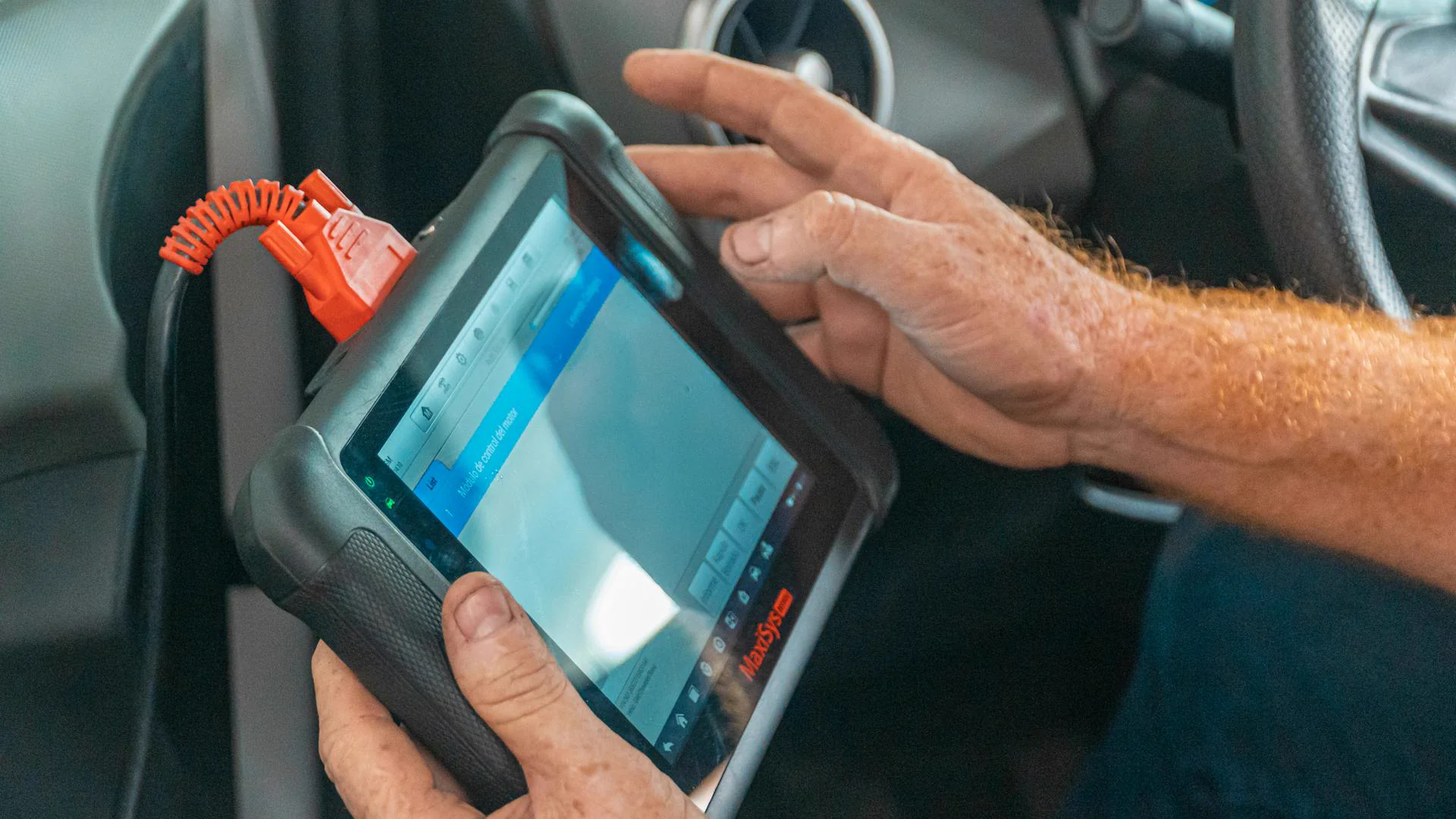 Diagnose und Elektronik-Auslesen mit OBD-II Tester